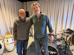 Jørgen Graven Nielsen på sin sidste rigtige arbejdsdag på Musikskolen, Anders Hentze på sin første arbejdsdag.