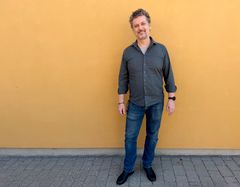 Anders Hentze er uddannet fra Rytmisk Musikkonservatorium i København og Mannes College of Music i New York med trommer som hovedinstrument.
