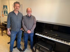 Frem mod sommerferien assisterer Jørgen Graven Nielsen Anders Hentze én gang om ugen, så starten for den nye leder bliver god.