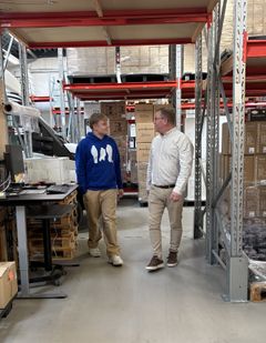 Elias Lynggaard og Søren Nielsen er blevet så glade for samarbejdet, at Elias Lynggaard nu fortsættet i fast fritidsjob efter jobspireforløbet.