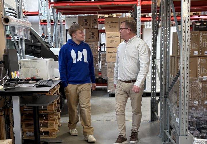 14-årige Elias Lynggaard og Director Supply Chain Søren Nielsen er de første deltagere i et nyt jobspireforløb.