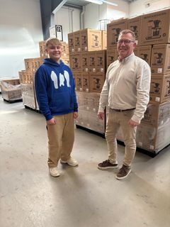 Elias Lynggaard og Søren Nielsen i lagerhallen hos Moccamaster Nordic. Én af Elias Lynggaards opgaver er at folde papkasser.