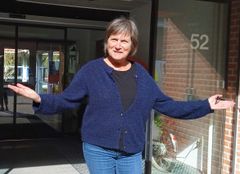 Annette Hansen er frivilligmedarbejder i Samlingshuset Farimagsvej. Her står hun for den daglige drift, herunder værtskab, koordinering og lokaleudlån. Til kick-off-arrangementet torsdag den 21. maj kan deltagerne komme med idéer og ønsker til, hvad Samlingshuset Farimagsvej skal byde på.