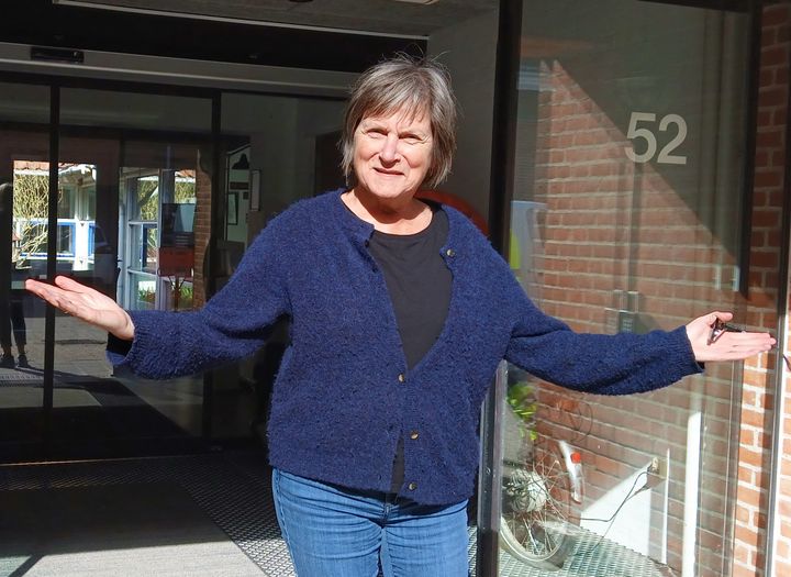 Annette Hansen er frivilligmedarbejder i Samlingshuset Farimagsvej. Her står hun for den daglige drift, herunder værtskab, koordinering og lokaleudlån. Til kick-off-arrangementet torsdag den 21. maj kan deltagerne komme med idéer og ønsker til, hvad Samlingshuset Farimagsvej skal byde på.