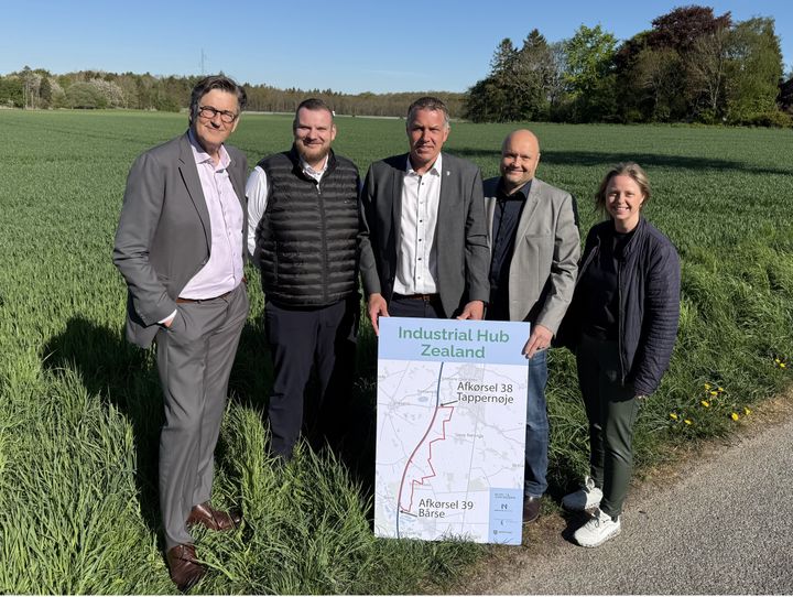 Den politiske styregruppe for Industrial Hub Zealand bestående af (fra venstre) Jakob Helles, Rasmus Oxfeldt Larsen og borgmester Michael Seiding Larsen fra Vordingborg Kommune og borgmester Kenneth Sørensen og Marianne Olsen fra Næstved Kommune. På billedet mangler Githa Nelander, Næstved Kommune. Foto: Næstved Kommune.