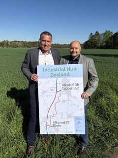 Borgmester Michael Seiding Larsen, Vordingborg Kommune, og borgmester Kenneth Sørensen, Næstved Kommune, glæder sig over endnu et skridt i retning af at Industrial Hub Zealand bliver realiseret. Foto: Næstved Kommune.