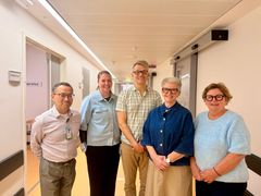 På billedet fra venstre: Chefsygeplejerske i Akutafdelingen Christian Jørgensen, teamleder for akutpladserne på Marskvej 20B Mette Brylle Rasmussen, ledende overlæge i akutafdelingen Jacob Schelde, vicedirektør for Midt- og Vestsjællands Hospital Anne Grethe Larsen og distriktschef, Center for Sundhed og Ældre i Næstved Kommune Elisabeth Kjær Johannesen.