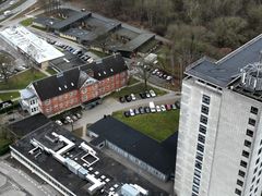 I marts 2025 besluttede byrådet at købe Bygning 6 på sygehusgrunden centralt i Næstved. Det er her i stueetagen, at Næstved Rusmiddelcenter nu som det første kommunale sundhedstilbud har til huse.