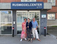 På Næstved Rusmiddelcenter møder borgerne professionelle rusmiddelbehandlere og får gennem samtaler, støtte og medicinsk behandling hjælp til at ændre vaner og forebygge tilbagefald. Rusmiddelcenteret har også tilbud til pårørende, ligesom der ydes vejledning til fagprofessionelle. Fra højre: Teamleder i Næstved Rusmiddelcenter Pia-Rosa Andersen, sundhedscenterchef Annitta Nordkvist og vicesundhedscenterleder Ulla Kabbelgaard Hansen-Nord.