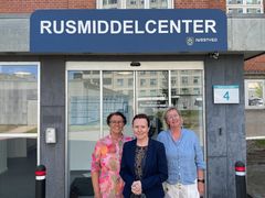 Næstved Sundhedscenter nu kan tilbyde borgerne hjælp i et nyt, samlet rusmiddelcenter på hospitalsgrunden i Næstved. Fra højre: Teamleder i Næstved Rusmiddelcenter Pia-Rosa Andersen, sundhedscenterchef Annitta Nordkvist og vicesundhedscenterleder Ulla Kabbelgaard Hansen-Nord.