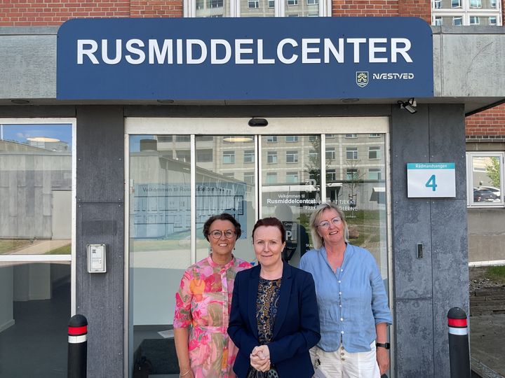 Næstved Sundhedscenter nu kan tilbyde borgerne hjælp i et nyt, samlet rusmiddelcenter på hospitalsgrunden i Næstved. Fra højre: Teamleder i Næstved Rusmiddelcenter Pia-Rosa Andersen, sundhedscenterchef Annitta Nordkvist og vicesundhedscenterleder Ulla Kabbelgaard Hansen-Nord.