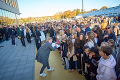 Børn og unge møder talstærkt op til Simba Prisen for at få et glimt og måske en autograf og selfie med deres idoler.