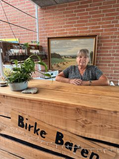 Lis Kate Pia Bekkilde Stelmach har gennem de seneste tre år stået for Birkebaren – plejehjemmets ”værtshus”. "Nu kender jeg beboerne og ser deres smil, når jeg kommer ind ad døren. Derfor er jeg her et par gange om ugen," siger hun.