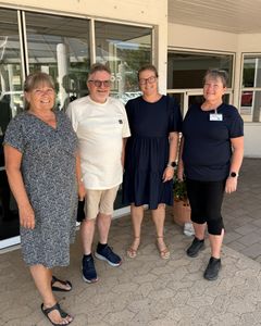 I Herlufmagle er Samlingshuset Birkevang ved at tage form, og er du nysgerrig, kan du komme med til kick off 8. september. Frivillige som Lis, Søren og Mette er allerede kommet til, og de er nu med til at fylde huset med mere liv. Til højre: frivilligmedarbejder Anne Kjær.