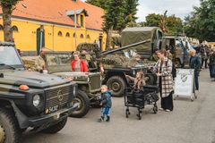 Flagdagen bliver markeret med kolonnekørsel med militære veterankøretøjer, som børn og andre nysgerrige kan komme helt tæt på både, når de holder ved Sct. Jørgens Park og på Grønnegades Kaserne Kulturcenter.