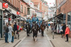 Gardehusarregimentets Hesteskadron rider gennem byen.
