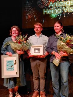 Fra venstre: Ressourceleder Marie Louise Dilling Hansen på vegne af Plejehjemmet Munkebo, Jonas Vinholt og Anette Vistisen, indehavere af virksomheden Anlægsgartner Heino Vistisen A/S