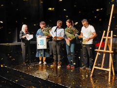 Modtagerne på scenen i Ny Ridehus, Grønnegades Kaserne Kulturcenter