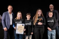 Sidste år gik Team Dynamite fra Sct. Jørgens Skole videre til landsfinalen i Holbæk, hvor de fik en flot 3. plads. Her ses de sammen med direktør for Fonden for Entreprenørskab, Christian Vintergaard og daværende formand for Udvalget for Skole og Børn i Holbæk Kommune, Jarl Falk Sabroe. Foto: Rasmus Degnbol for Fonden for Entreprenørskab