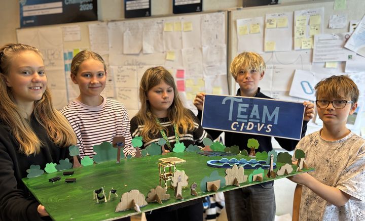 6. klasserne fra Fladsåskolen afdeling Mogenstrup deltager i lokalfinalerne i Projekt Edison. Dicte, Sigrid, Isabella, Villum og Cornelius fra 6.B. deltager med en idé om en stor aktivitetspark for børn og unge i Mogenstrup.