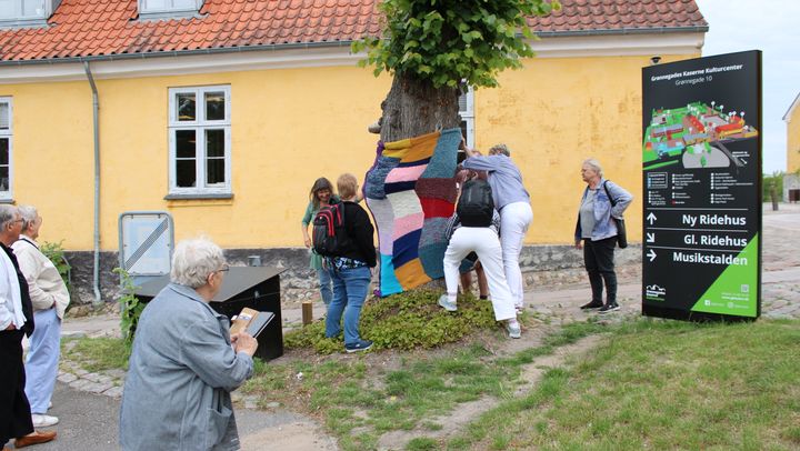 Onsdag den 17. juni samledes de mange frivillige strikkere, for at se hvor meget de havde fået strikket de sidste halve år.