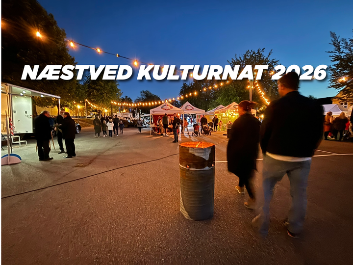 Foto fra tidligere kulturnat hvor flere personer går rundt. Der er en tønde med ild i.