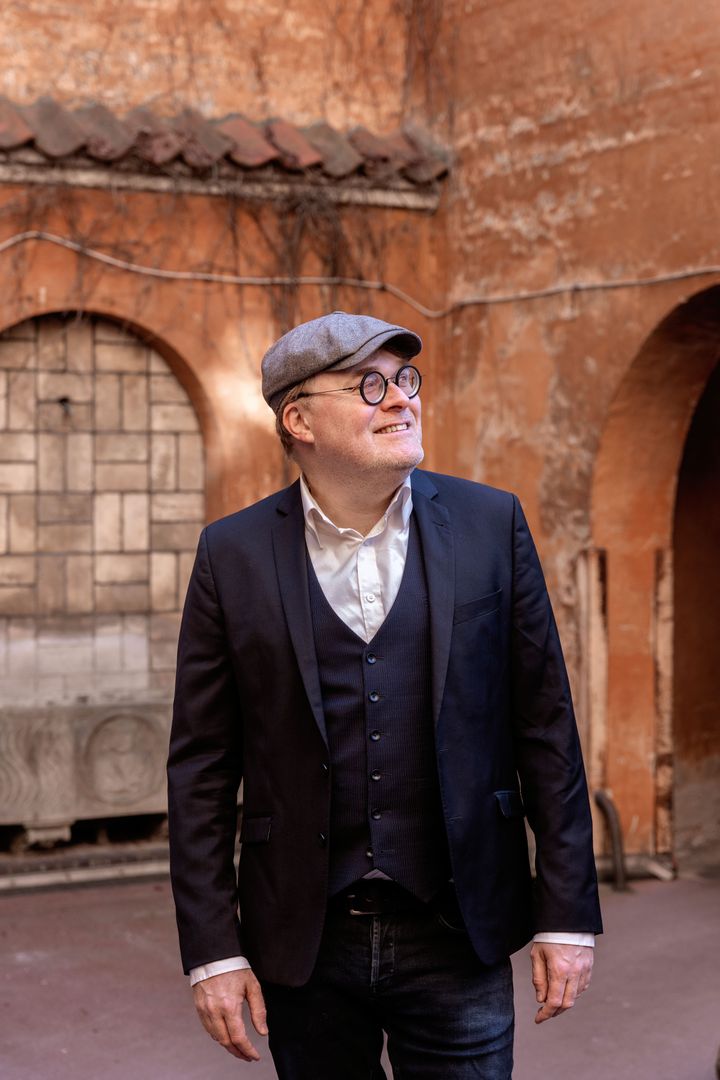 Benjamin Koppel fortæller om sin roman ”Annas sang” (2022) i samtale med kulturformidler Jens Kryger Nielsen.