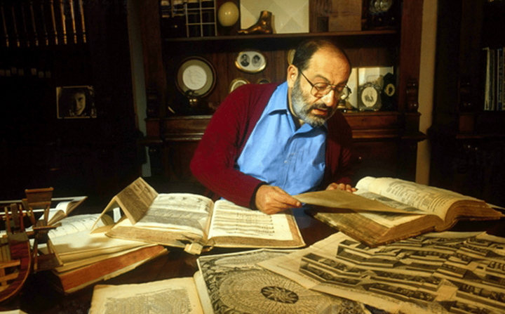 Billede af Umberto Eco ved sit skrivebord fyldt med bøger