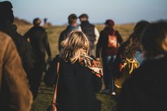 En gruppe mennesker går sammen udendørs
