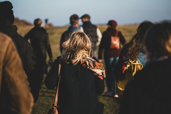 En gruppe mennesker går sammen udendørs