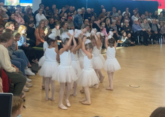 En gruppe små piger danser