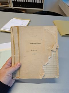 Også inden Glumsø fik sit eget folkebibliotek var der biblioteksfunktion i byen i form af en bibliotekssamling på skolen. Her ses en godt slidt lånerfortegnelse over lokale voksenlånere fra 1965 som i dag opbevares hos Næstved Arkiverne.