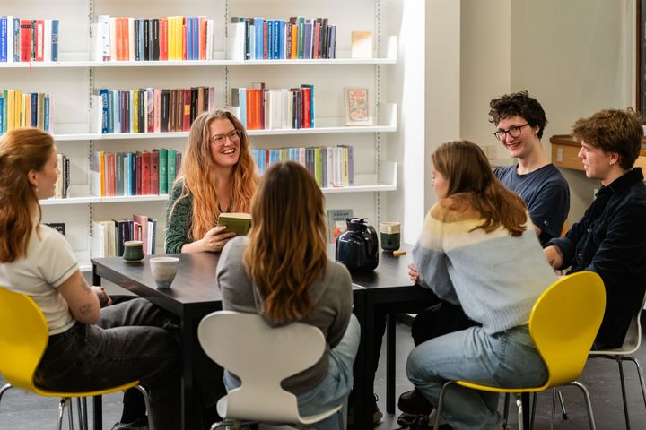 Fordyb dig i hyggelig højtlæsning for voksne på Næstved Bibliotek.