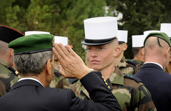 Billede af soldater, der gør honnør