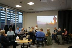 Mennesker der lytter til et foredrag