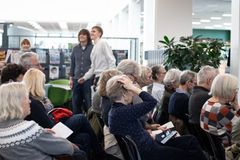 Mennesker lytter til et foredrag