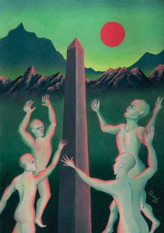 En surrealistisk scene med figurer omkring en obelisk, bjerge og en rød sol i baggrunden.