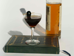 Billede af bog, cocktailglas og flaske