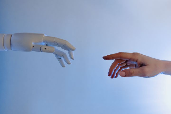 Maskine vs menneske? ENIGMAs udstilling tackler de store spørgsmål forbundet med kunstig intelligens.