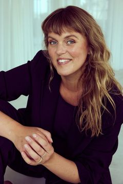 Katrine Muff leder an i fællessang under dagens fokus på fællesskab og kulturelt beredskab.