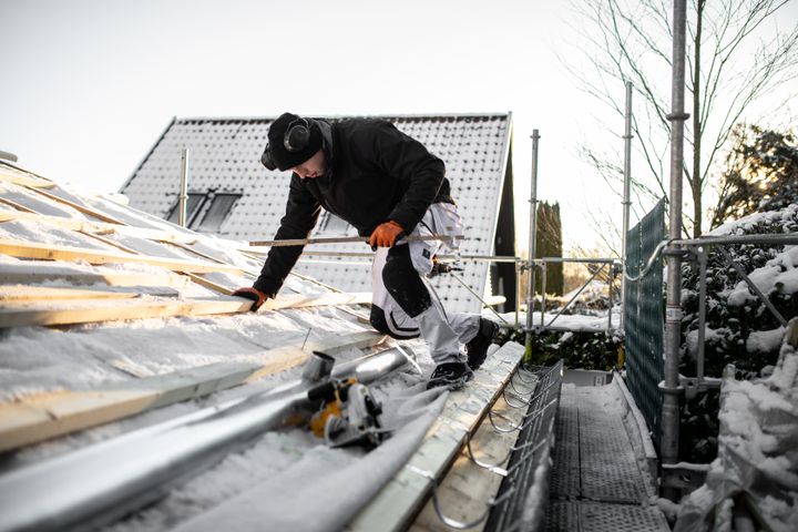 Tømrer der arbejder på tag