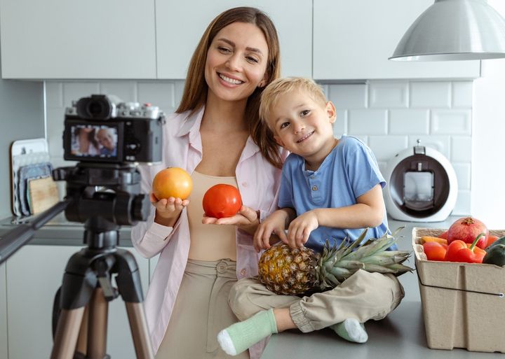 Hvis man bruger sine børn under 13 år i reklamer eller i opslag på sociale medier, skal du derfor sørge for at indhente en arbejdstilladelse