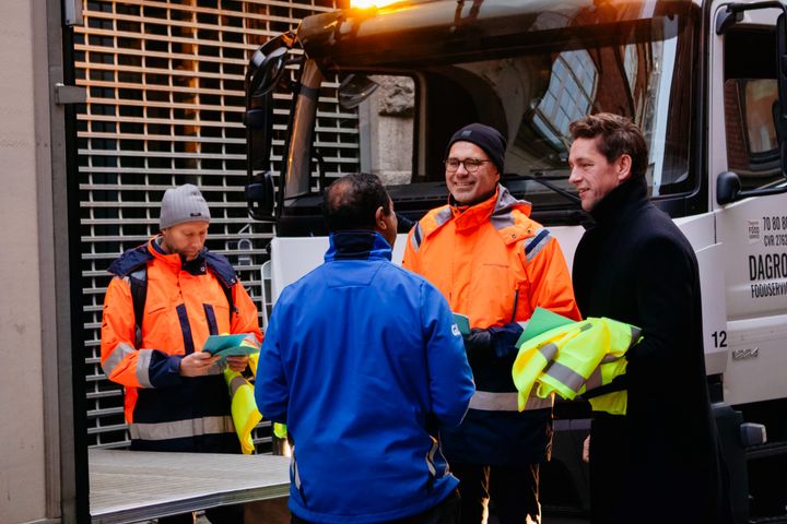 Beskæftigelsesminister, Kaare Dybvad Bek, deltog på Arbejdstilsynets Black Firday-event, hvor der på Amagertorv blev delt veste ud til chauffører i post- og kurerbranchen.