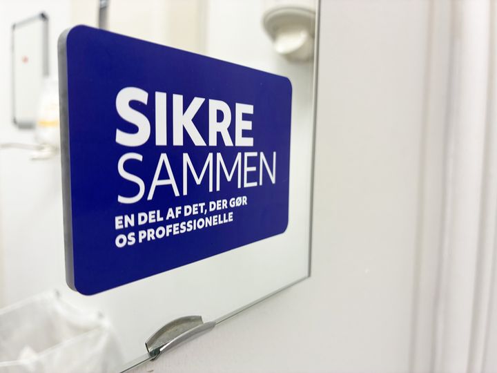klsitermærker med budskabet "Sikre sammen - en del af det der gør os professionelle"