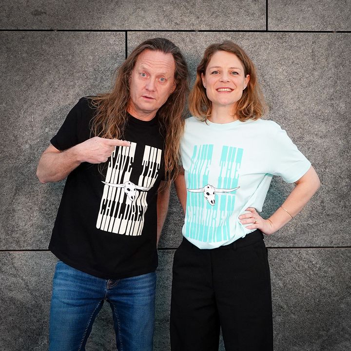 Jesper Binzer og Johanne Schmidt-Nielsen i forskellige udgaver af den nye “Save The Children” T-shirt, der er skabt i tæt samarbejde mellem det danske rockband D-A-D og Red Barnet.