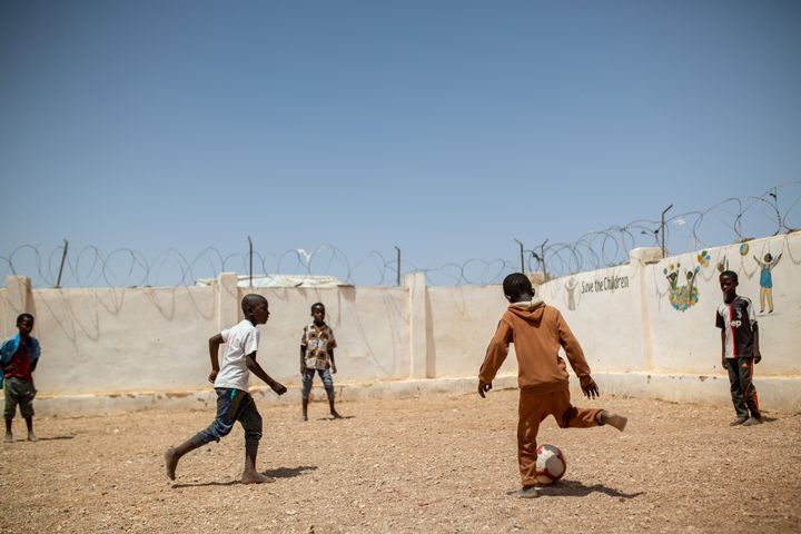 Børn spiller fodbold i Puntland i Somalia. I flere år har Somalia og andre lande på Afrikas Horn været ramt af voldsom tørke, der har haft voldsomme konsekvenser for børnene. I de kommende måneder forventes det, at i omegnen af 1,8 millioner børn under fem år vil stå overfor akut underernæring i Somalia.