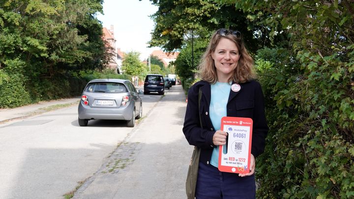 Landsindsamling for udsatte børn. Red Barnet forventer, at omkring 10.000 danskere går på gaden for at samle ind til udsatte og sårbare børn. En af dem, der samler ind, er generalsekretær Johanne Schmidt-Nielsen.