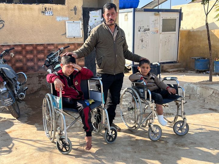 Brødrene Yousef* og Osama* sammen med deres far, Ghassan*.