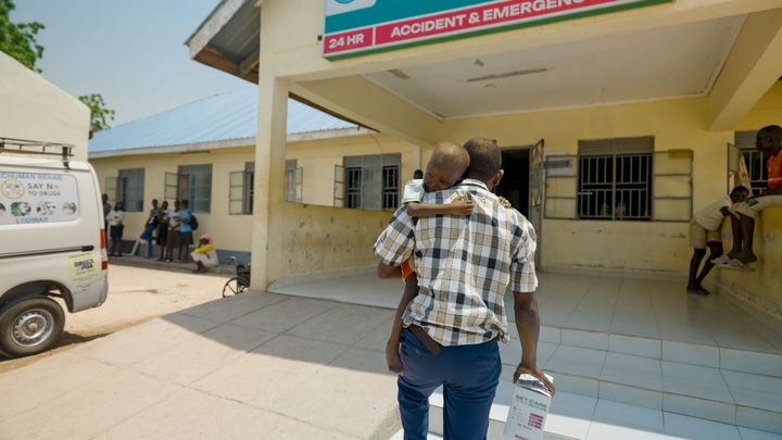 Arkivbillede fra Turkana i det nordlige Kenya sidste år, hvor blandt andet tørke og internationale nedskæringer sendte mange børn ud i underernæring. Det er en udfordring, som utallige familier nu mærker på tværs af Afrikas Horn.