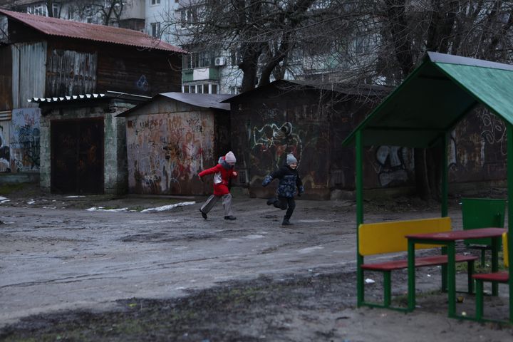 Anastasiia* og hendes bror leger i byen Zaporizjzja, som jævnligt udsættes for luftangreb.
